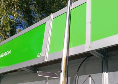 Antena BIG SIGNAL dual 433/868 MHz para los módulos de LoRa y Meshtastic que llevamos al stand. También se ve un nodo portatil solar de "camuflaje"