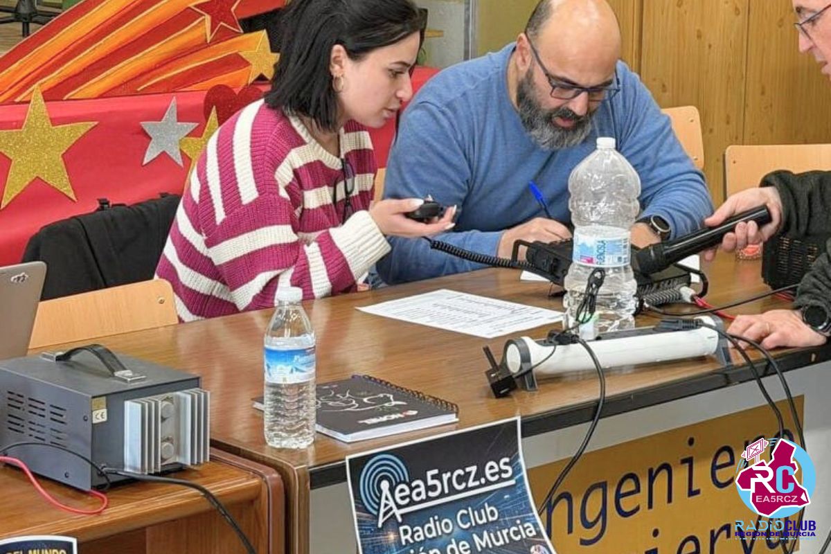 Varios miembros del Radio Club Región de Murcia con el Presidente de la Comunidad de la Región de Murcia