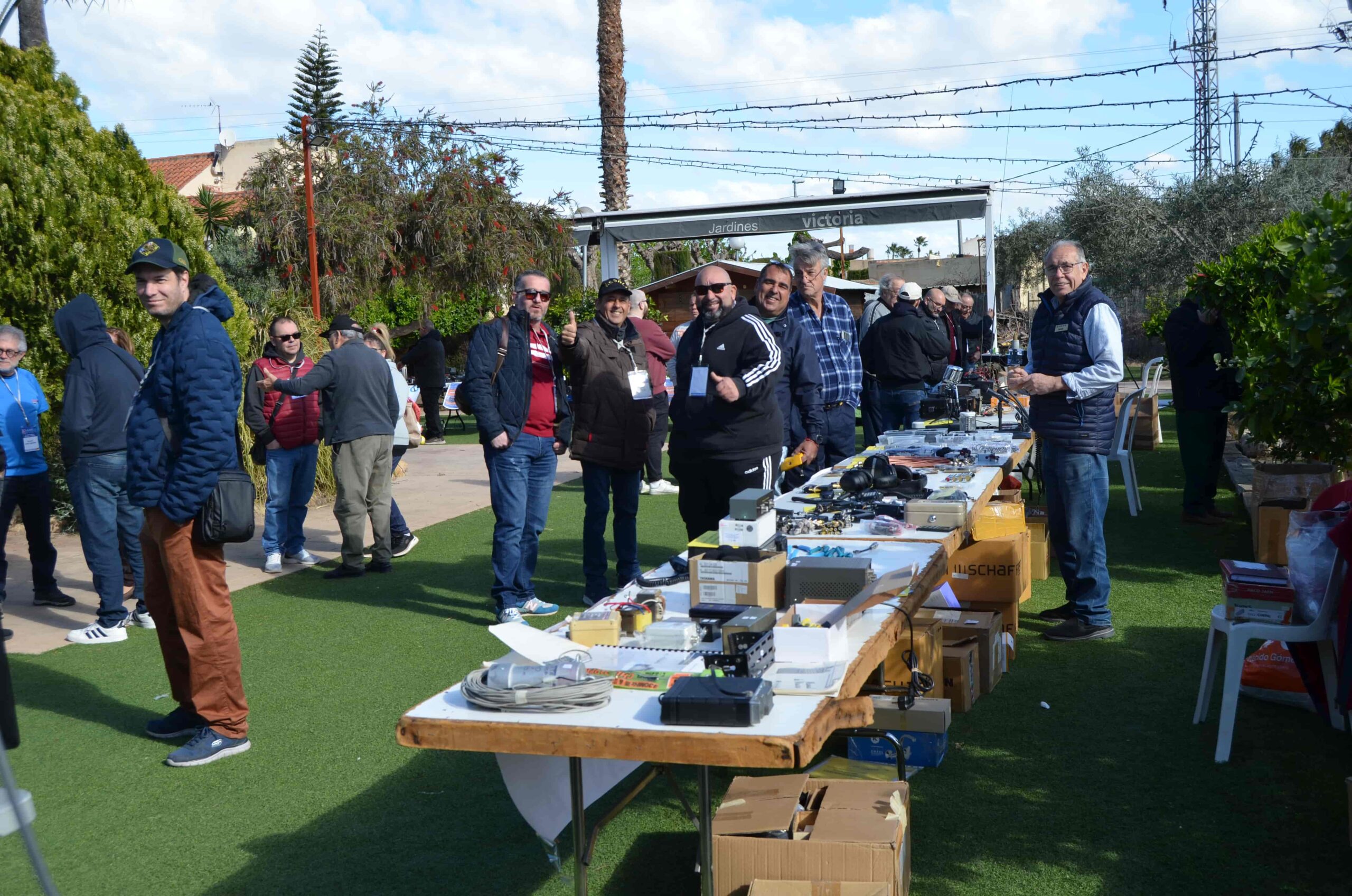 Fin de semana muy movido y con muchísima afluencia de estudiantes que hacían cola delante de nuestro stand.