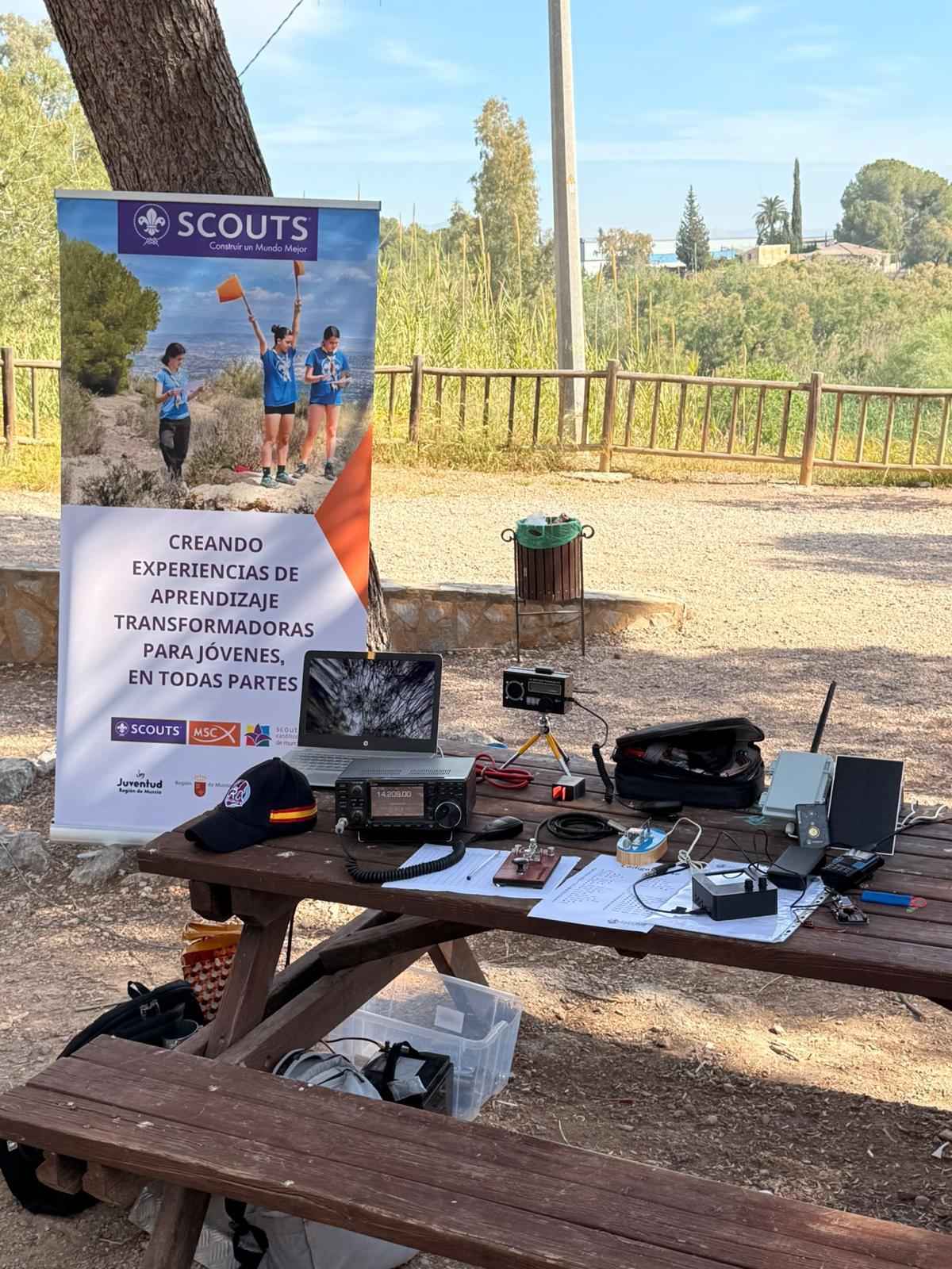 Fin de semana muy movido y con muchísima afluencia de estudiantes que hacían cola delante de nuestro stand.